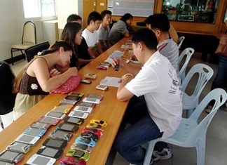 Intellectual property police arrested 6 vendors of knockoff phones operating out of Tukcom Pattaya.